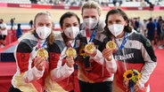 The German women's cycling team celebrates with Francesca Brauquet (left), Lisa Klein, Mick Krueger and Lisa Brennor for the gold medal.  © dpa-bildfunk 