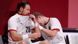 Die deutschen Handballer Kai Häfner (l.) und Timo Kastening reagieren auf die Niederlage. © dpa-bildfunk 
