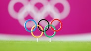 Die Olympischen Ringe auf einem Rasen gesteckt © imago images/GEPA pictures 
