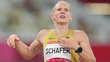 Die deutsche Leichtathletin Carolin Schäfer reagiert nach dem 200m Lauf. © picture alliance/dpa Foto: Michael Kappeler