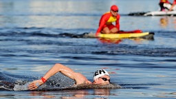 Florian Wellbrock beim Freiwasserschwimmen bei den Olympischen Spielen in Tokio. © dpa picture alliance Foto: Oliver Weiken