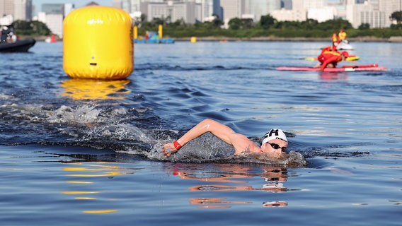 Florian Wellbrock beim Freiwasserschwimmen bei den Olympischen Spielen in Tokio. © dpa picture alliance Foto: Oliver Weiken