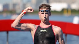 Florian Wellbrock jubelt nach dem Freiwasserschwimmen bei den Olympischen Spielen in Tokio. © dpa picture alliance Foto: Oliver Weiken
