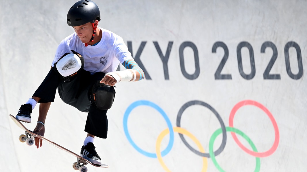 Der deutsche Skateboard Tyler Edtmayer springt in der Bowl mit gebrochenem Arm