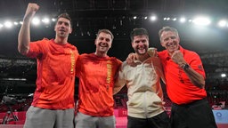 Die deutschen Tischtennis-Spieler Patrick Franziska, Timo Boll, Dimitrij Ovtcharov und Bundestrainer Jörg Rosskopf (v.l.). © picture alliance/dpa/AP | Kin Cheung 