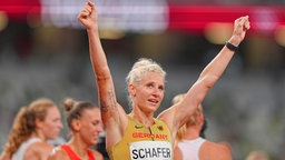 Die deutsche Siebenkämpferin Carolin Schäfer jubelt. © dpa-Bildfunk Foto: Michael Kappeler/dpa