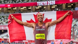 Der kanadische Zehnkämpfer Damian Warner jubelt über Gold. © IMAGO / Beautiful Sports 