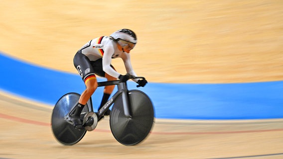 Duitse wielrenner Leah Sophie Friedrich aan het werk.  © dpa-Bildfunk Foto: Marijan Murat / dpa