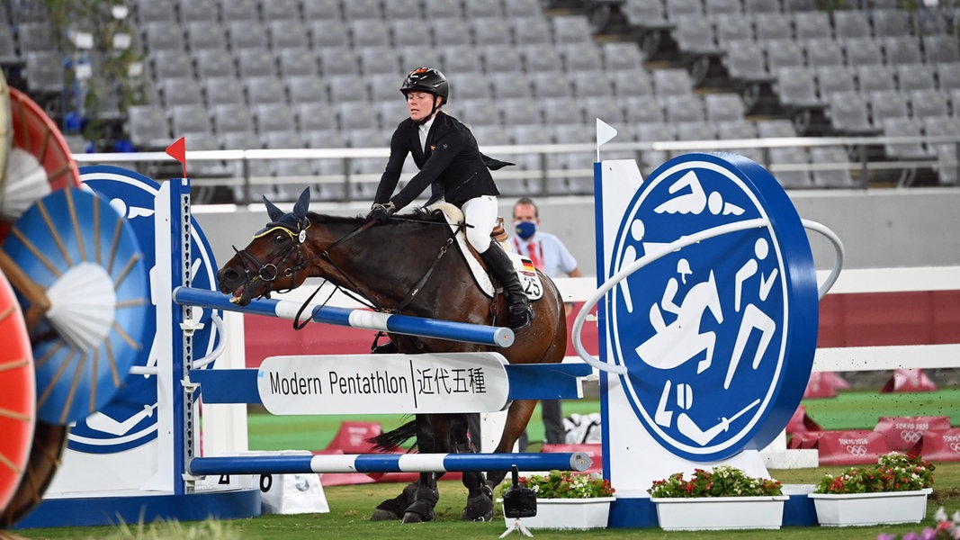 Das Pferd Saint Boy von Annika Schleu aus Deutschland verweigert den Sprung.