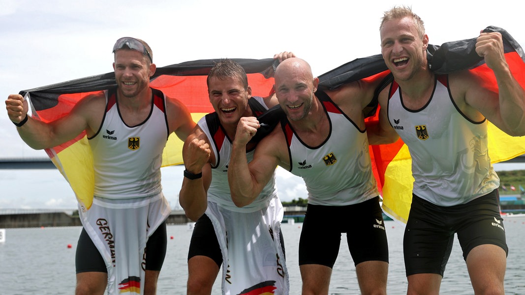 Der Kajak-Vierer aus Deutschland jubelt über den ersten Platz im Finale.