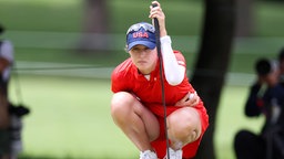 Die amerikanische Golferin Nelly Korda in der Hocke. © IMAGO / GEPA pictures Foto: Christians Walgram