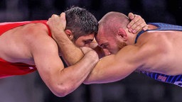 Der russische Ringer Abdulraschid Sadulaew (l.) und der US-Amerikaner Kyle Frederick Snyder	 in Aktion © IMAGO / Inpho Photography