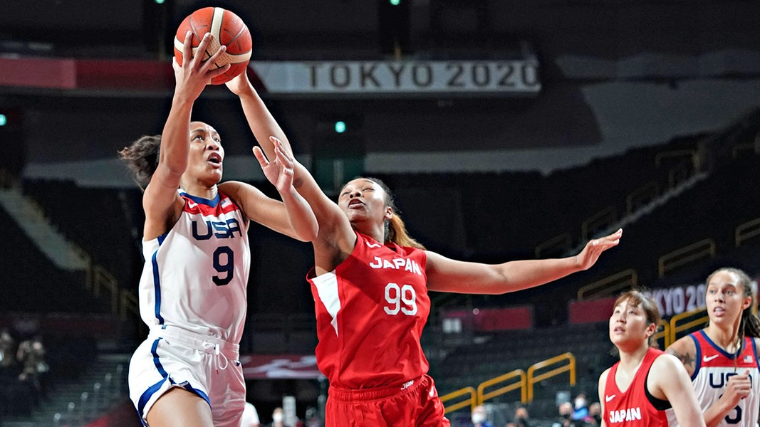 Szene aus dem Basketball-Endspiel zwischen den USA und Japan bei den Olympischen Spielen.