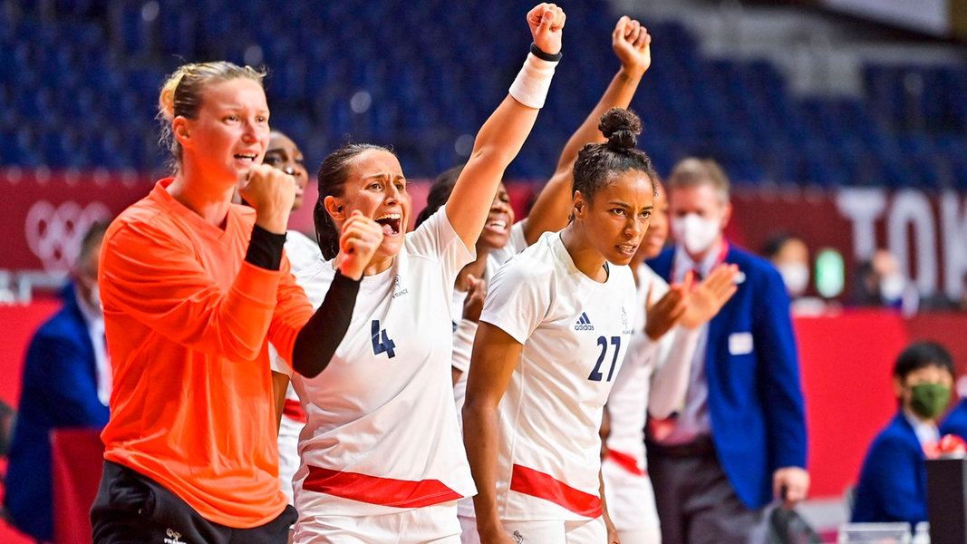 Die französischen Handball-Spielerinnen jubeln über Gold.