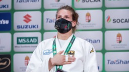 Judoka Anna-Maria Wagner bei einer Siegerehrung. © imago images/AFLOSPORT Foto: Enrico Calderoni