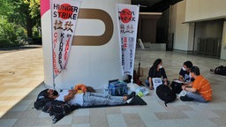 Vincent Fichot beim Hungerstreik (l.) © ARD Foto: Julia Linn