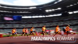 Para-Athleten laufen während der Paralympics auf der Bahn über 1500 Meter im Olympiastadion in Tokio. © IMAGO / SNA 