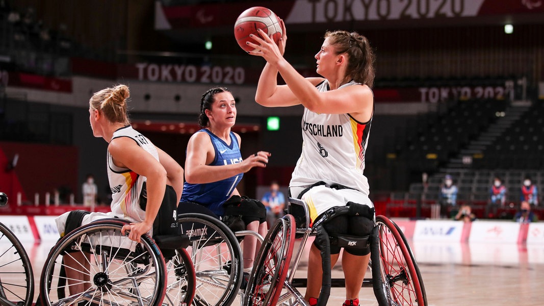 Die deutsche Rollstuhl-basketballspielerin Katharina Lang in Aktion