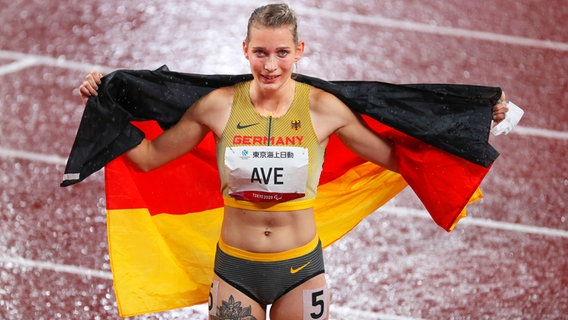 Die deutsche Para-Athletin Lindy Ave bejubelt ihre Goldmedaille über 400 Meter. © IMAGO / Beautiful Sports 