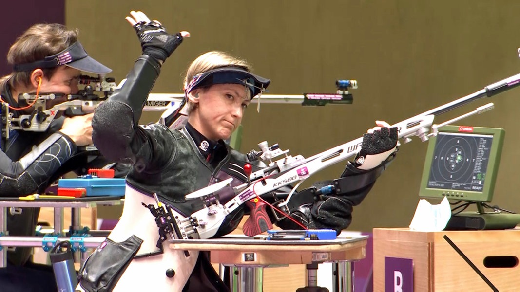 Sportschützin Natascha Hiltrop hebt im 50-Meter-Wettbewerb mit dem Kleinkaliber-Gewehr bei den Paralympics in Tokio ihren rechten Arm.