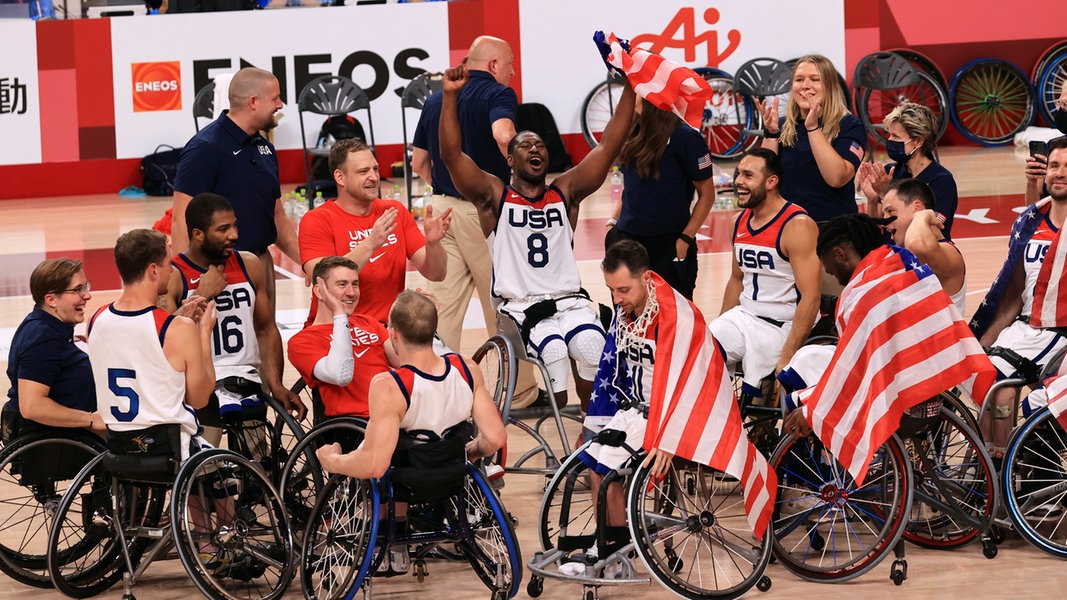 Das USA-Rollstuhlbasketball-Team feiert nach dem Gewinn des Goldmedaillen-Matches der Männer gegen Japan.