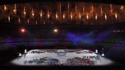 Feuerwerk erhellt das Olympiastadion während der Abschlusszeremonie © IMAGO / SNA Foto: Ilya Pitalev