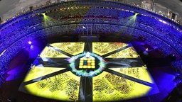 Feuerwerk erhellt das Olympiastadion während der Abschlusszeremonie © imago images/Kyodo News