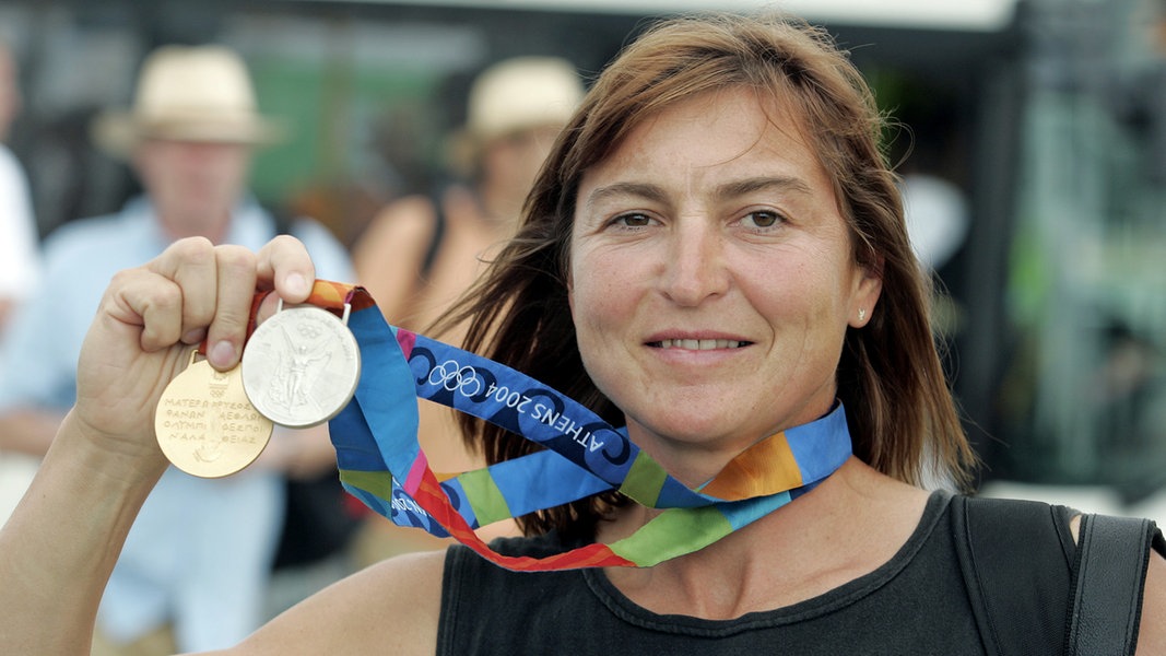 Kanutin Birgit Fischer zeigt ihre Olympia-Medaillen aus Athen.